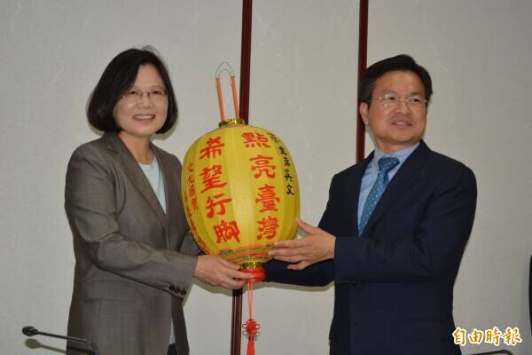 蔡英文在2015年以民進黨總統提名人的身分，展開「點亮台灣、希望行腳」請益之旅，來到彰化縣政府拜會時任縣長的魏明谷，魏明谷送上薪傳大師彩繪燈籠。（資料照，記者湯世名攝）