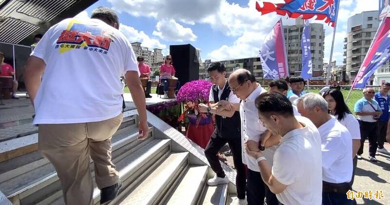 胡志強罕見站台 左腳無力需人攙扶健康引關注