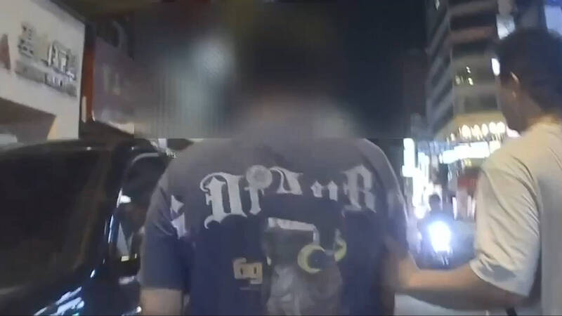 警方将苏男等人带回侦办。（记者吴升儒翻摄）