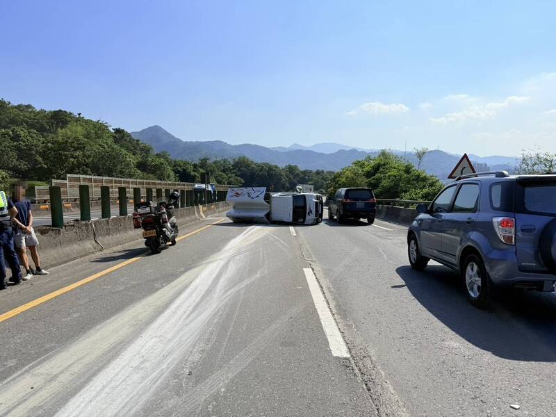 小貨車自撞新北台62線分隔島 車體側翻擋路中央