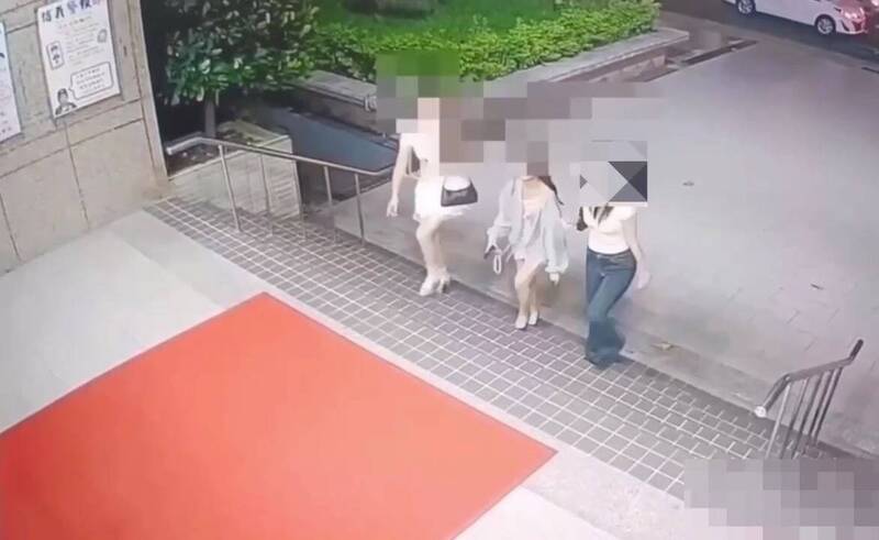 北捷手扶梯驚傳偷拍狼!噁男遙控手機鏡頭看裙底 被抓包跳閘門逃逸