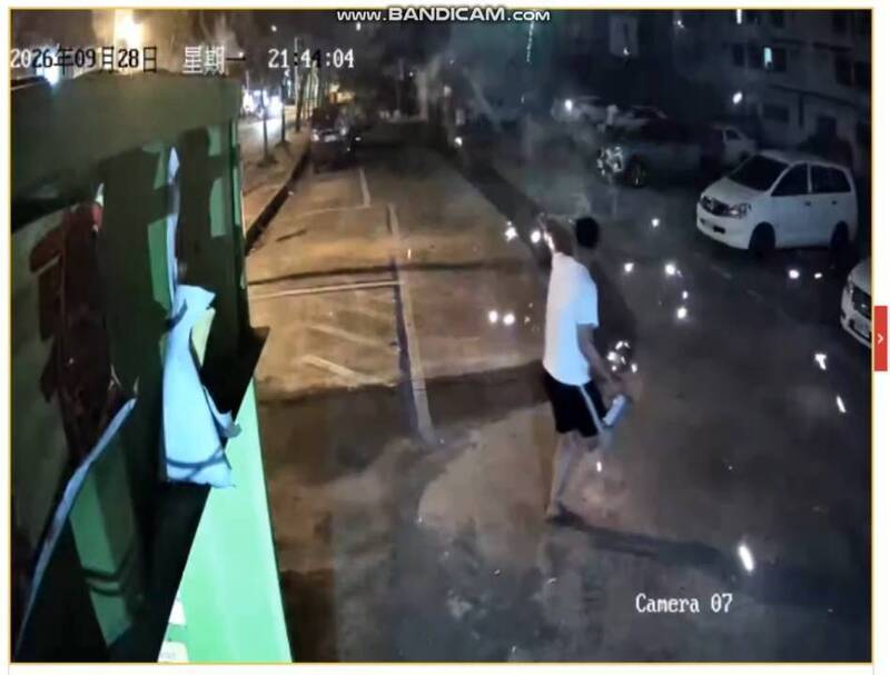 屏東屁孩拿煙火停車場互射 消防局將裁罰