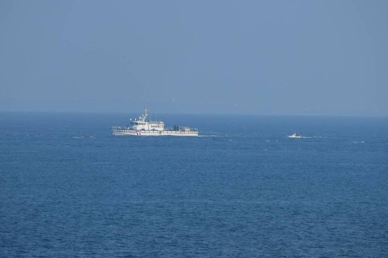 澎湖貓嶼海鳥保護區傳快艇故障 澎湖海巡隊戒護拖帶交友船帶返港