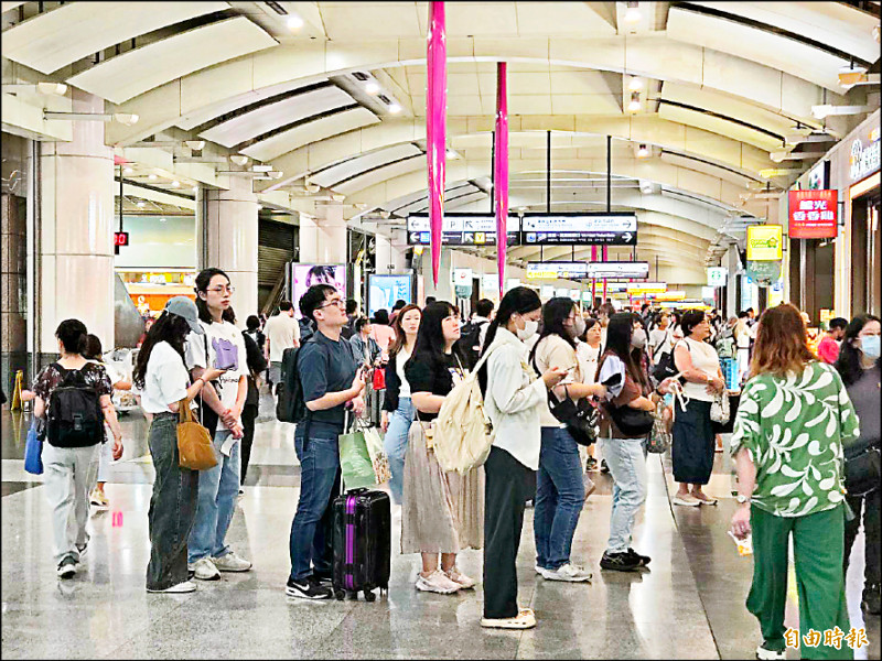 收假日國5北返紫爆 雙鐵湧人潮