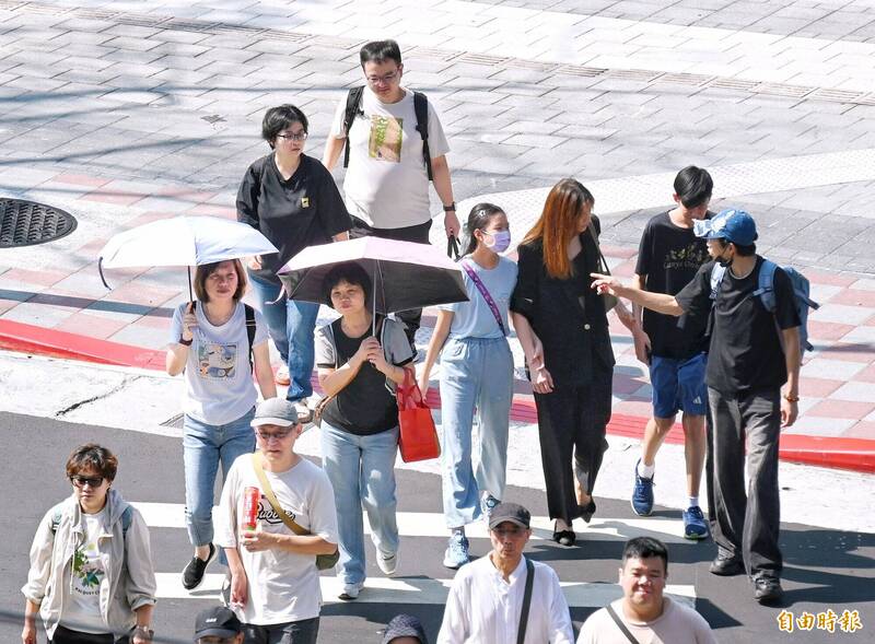 今日仍是高溫炎熱天氣 週四變天、未來兩波東北季風時間曝!