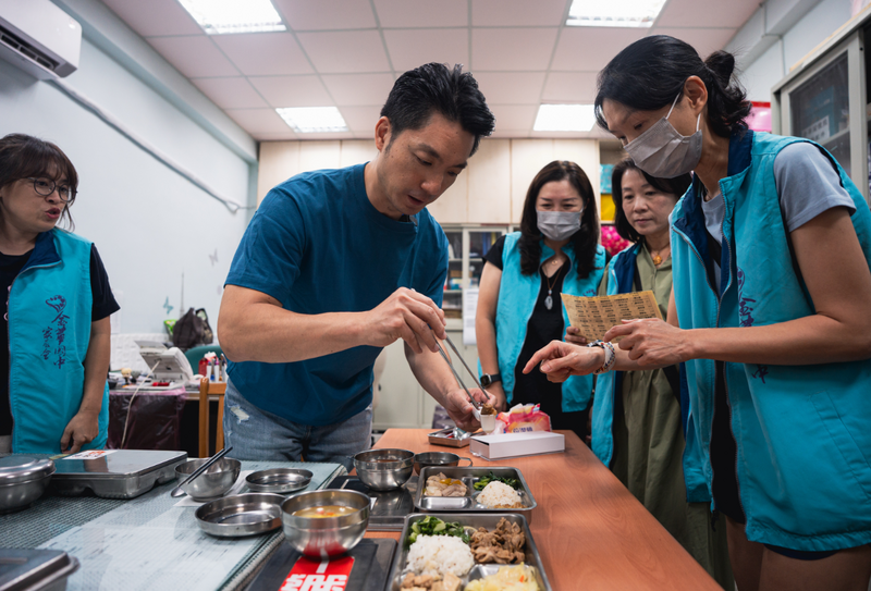 蔣萬安金華國中測午餐「鹹度」 網:想到韓總捧消毒水聞......