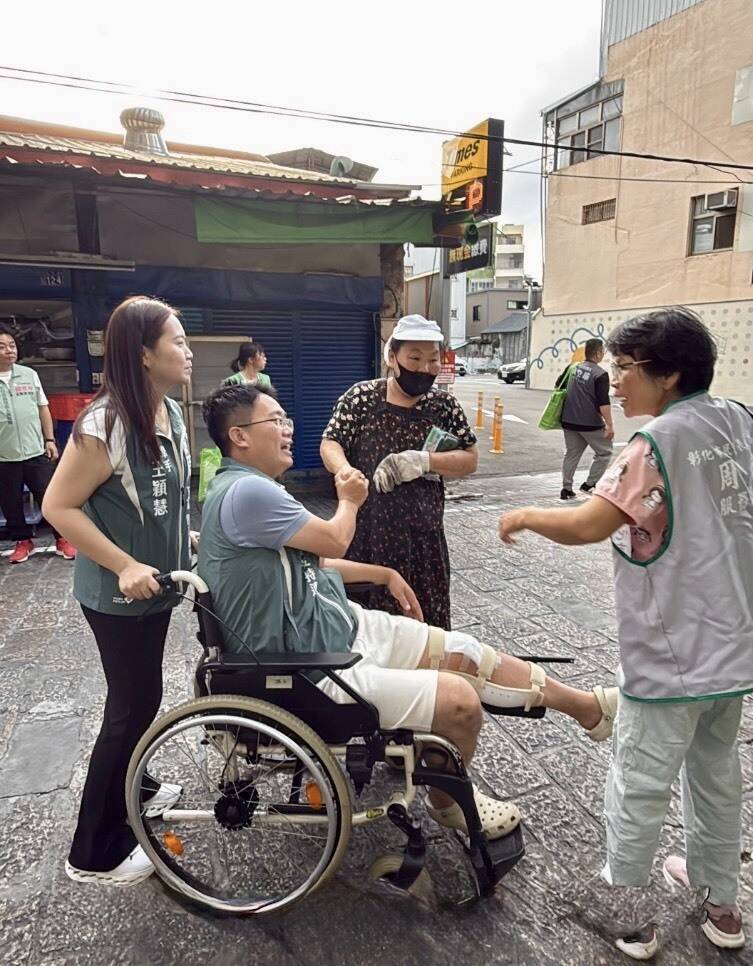 還好有人相挺!彰化市代周平選前3個月跌倒 坐輪椅也要拉票