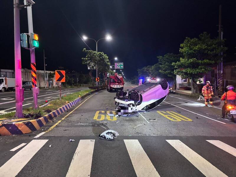 男載女夜遊自撞分隔島翻車 車輛冒煙獲救送醫