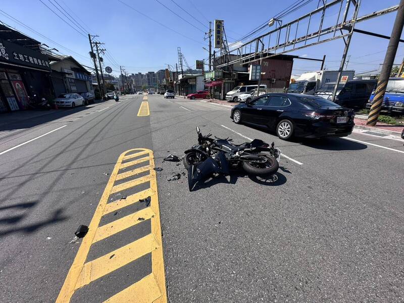 轎車外側突鬼切迴轉撞雙載機車 害情侶噴飛重摔將開罰
