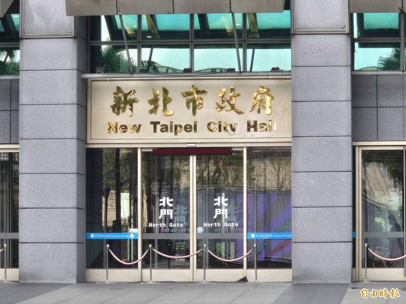 父逼女兒掛紙板遊街遭羈押 新北社會局:哥哥由同住親友接回