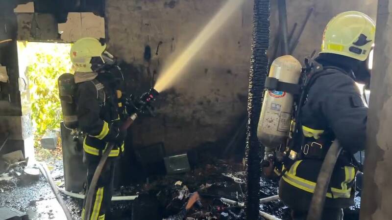 宜蘭冬山透天厝火警傳出爆炸聲 消防局派員搶救