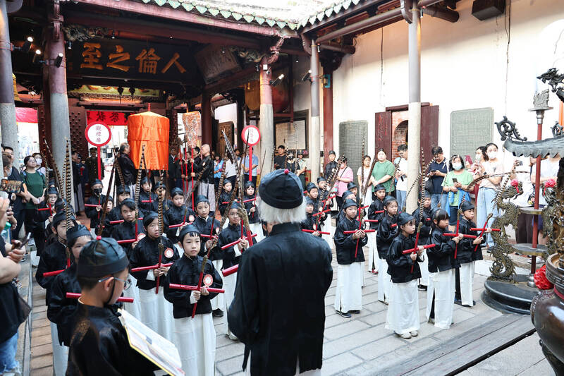 小學生跳六佾舞 台南祀典武廟秋祭登場