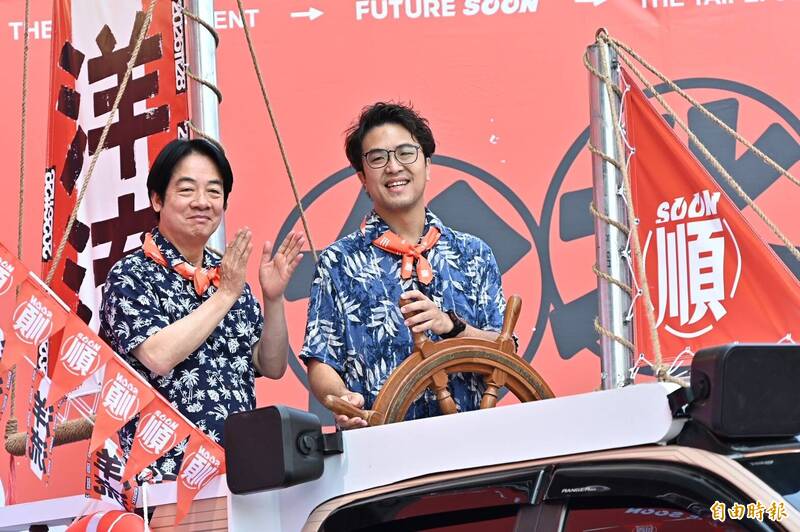民進黨台北市長參選人沈伯洋今（30日）開箱宣傳車「洋流號」，兼任民進黨主席的總統賴清德親自「上船」力挺。（記者塗建榮攝）
