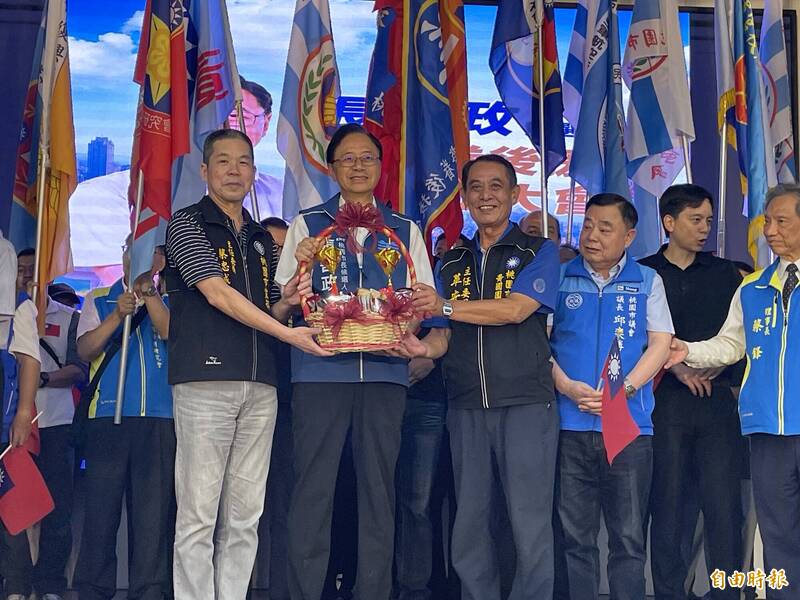 桃園市長張善政競選總部「榮民社團後援會」舉行成立大會，國民黨市黨部主委蔡忠誠（左一）也代表致贈致贈象徵「凍蒜」的蒜頭。（記者謝武雄攝）
