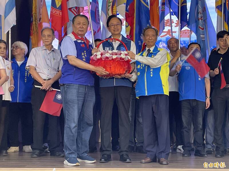 桃園市長張善政競選總部「榮民社團後援會」舉行成立大會，榮民社團代表致贈象徵「包中」的「包子粽子」。（記者謝武雄攝）