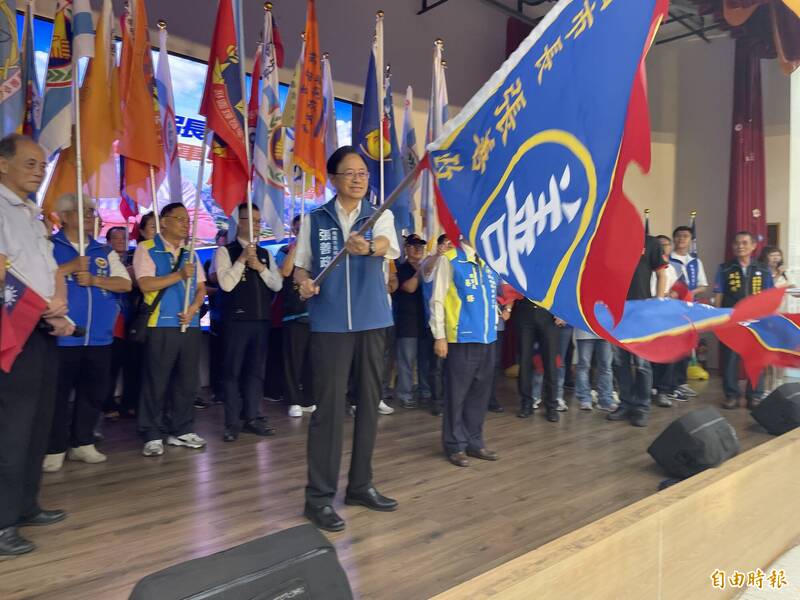 桃園市長張善政競選總部「榮民社團後援會」舉行成立大會，張善政揮舞戰旗，也帶動現場氣氛。（記者謝武雄攝）