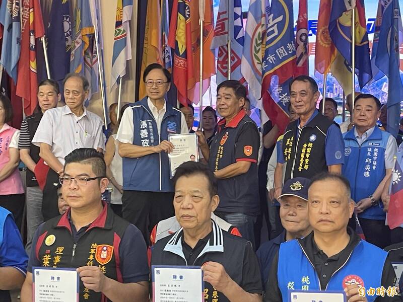 桃園市長張善政競選總部「榮民社團後援會」舉行成立大會，張善政逐一頒發聘書。（記者謝武雄攝）