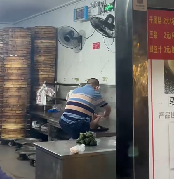 噁!中國長沙包子店員工在蒸籠旁剪腳趾甲 業者急出面道歉