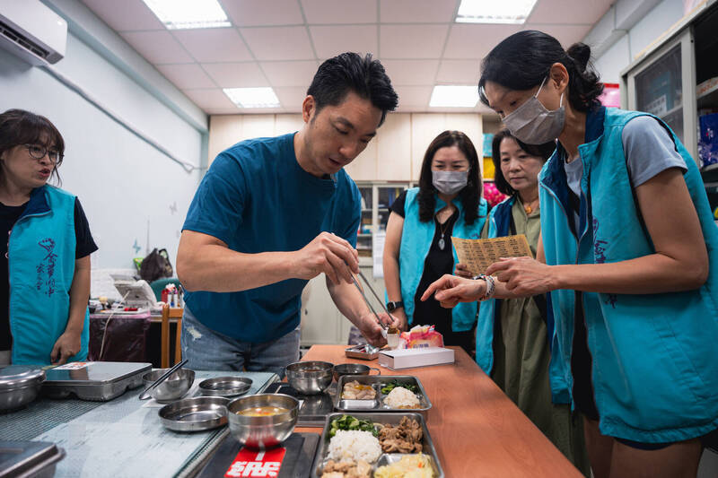 蔣萬安赴金華國中測餐食鹹度惹議 市府:受邀體驗
