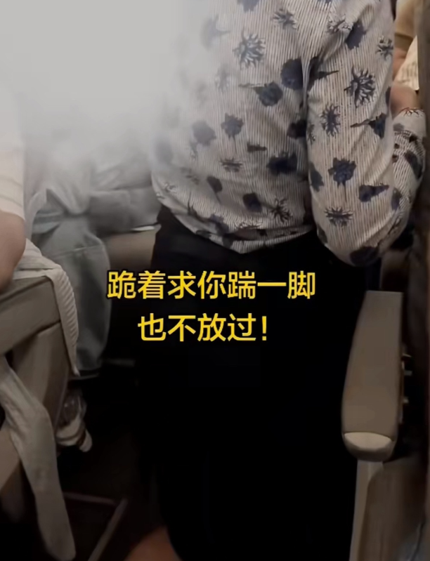 中國瘋傳東航空服員下跪道歉 內部人士:推餐車碰到乘客