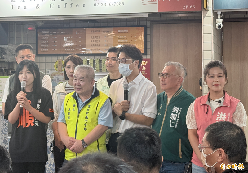 沈伯洋抱病趕場!挺進深藍選區 外省大姐箭步上前:我全家都投你!