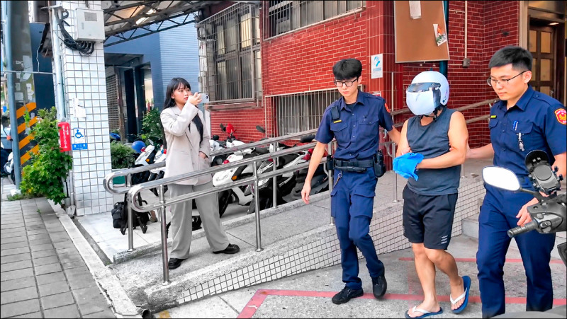 父辯保護令限制不能打罵 才罰女兒掛紙板遊街