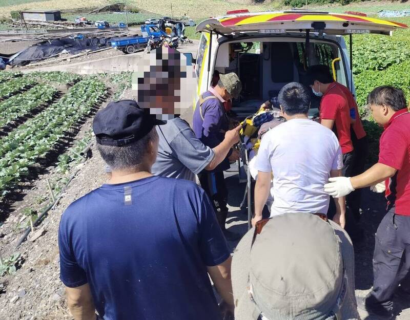 驚險!宜蘭農婦踩空墜70米深谷 靠手機求援保命