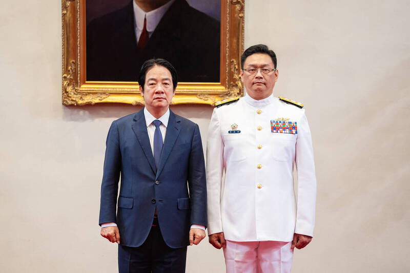 原聖華中將調陞海巡署副署長，賴總統期許其促進海軍與海巡的協同，強化海域情資共享。（總統府提供）