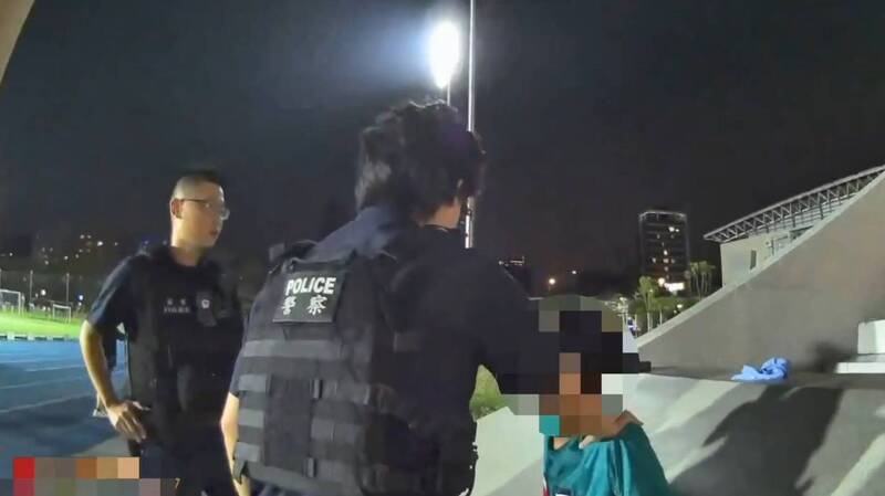 新北醉男運動公園咆哮見人就嗆 失控推倒護欄遭管束送辦
