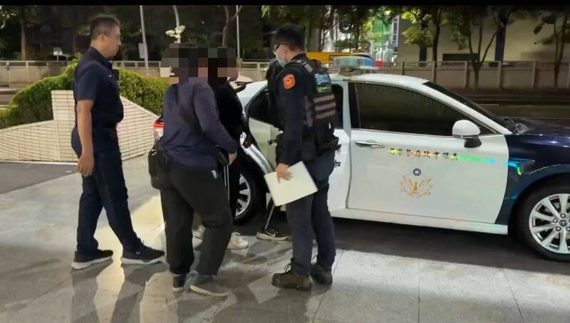 泰女3人組「觀光變跳機」路邊違停眼神露餡遭一網打盡