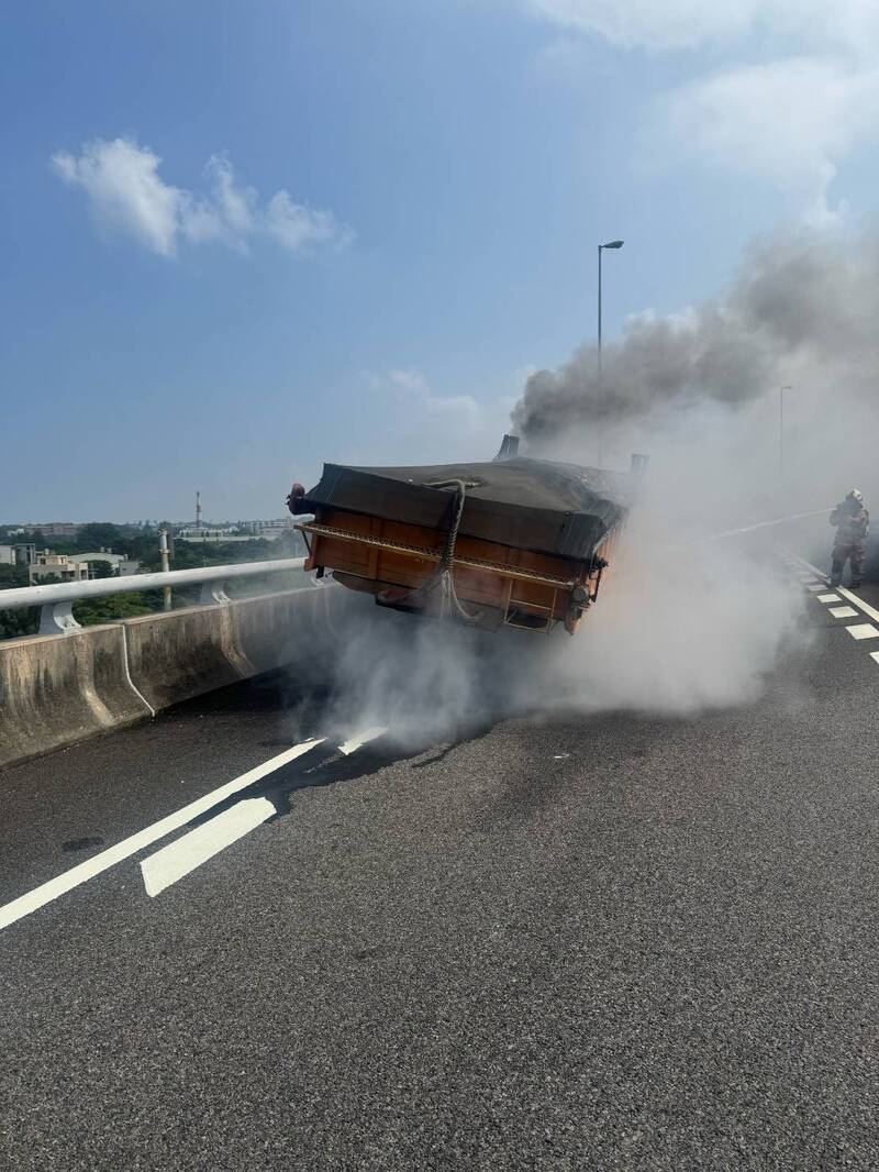 國3竹南段火燒車 土方半聯結車傳動軸起火濃煙直竄