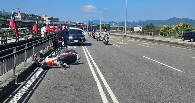 行駛碧潭橋遭前車掉落蚊香擊中?女騎士失控釀追撞受傷