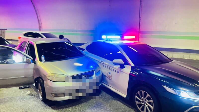 隧道內鳴槍!屏東男毒駕衝撞警車狂飆40多公里 警狂追包圍破窗逮人