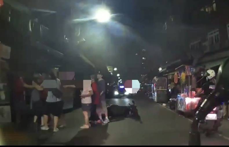 死貓沒「吊樹頭」惹惱他!攤販推倒機車擋去路 2男街頭拉扯進警局