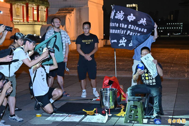 香港邊城青年等多個在台港人團體在自由廣場前舉辦「台港連結 抵抗極權」集會，進行「打小人為民主社會祈福」儀式。（記者叢昌瑾攝）
