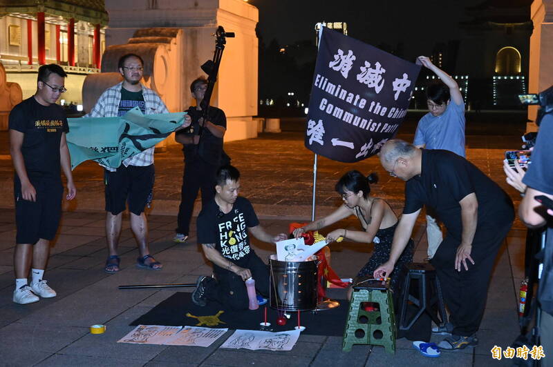 畫像與最後與紙老虎一起火化，為民主社會祈福，驅除不安。。（記者叢昌瑾攝）