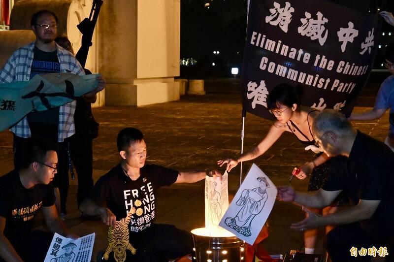 畫像與最後與紙老虎一起火化，為民主社會祈福，驅除不安。（記者叢昌瑾攝）