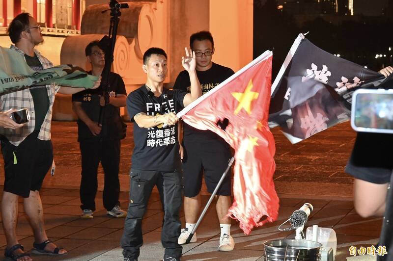 五星旗也燒了。（記者叢昌瑾攝）
