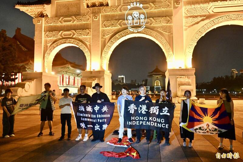 香港邊城青年等多個在台港人團體，今晚在自由廣場前舉辦「台港連結 抵抗極權」集會。（記者叢昌瑾攝）