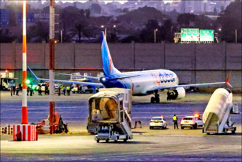 杜拜航空事後另派班機從沙烏地阿拉伯將機上乘客送回特拉維夫，圖為專機停在以色列本古里昂機場。（路透）