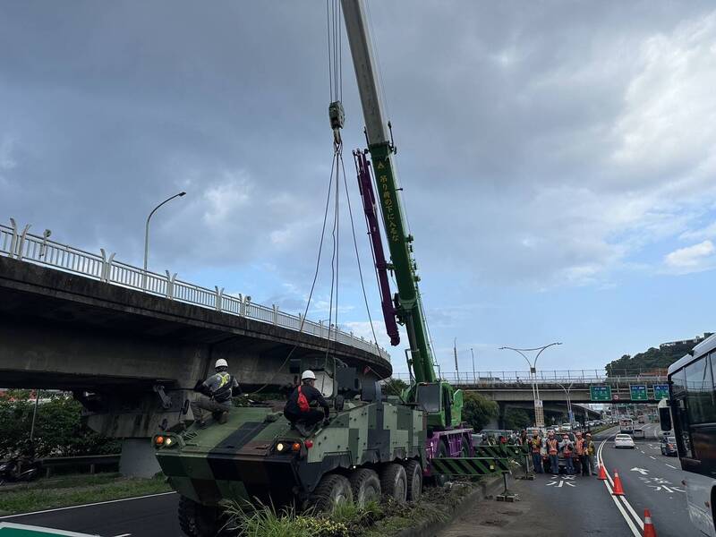 女軍官駕駛雲豹甲車撞關渡大橋分隔島！燈桿斷裂影響雙向交通