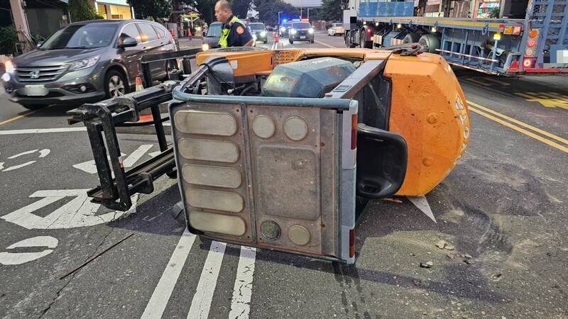 離譜！屏東聯結車行駛掉出堆高機 砸中特斯拉害女駕駛受傷