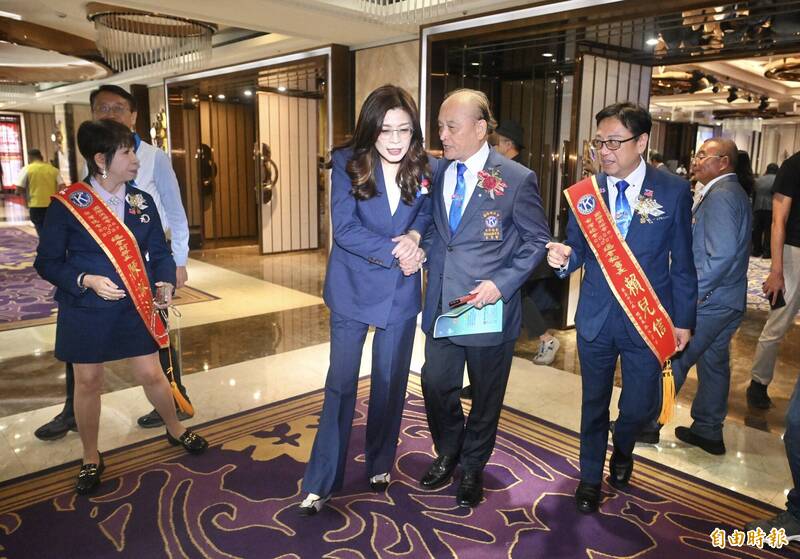 現場直擊》鄭麗文現身台中 不回應「普發2萬」