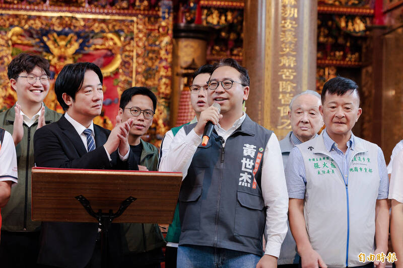 黃世杰陪賴清德參拜顯安巖顯應祖師 廟方與信徒喊出「黃世杰,凍蒜」
