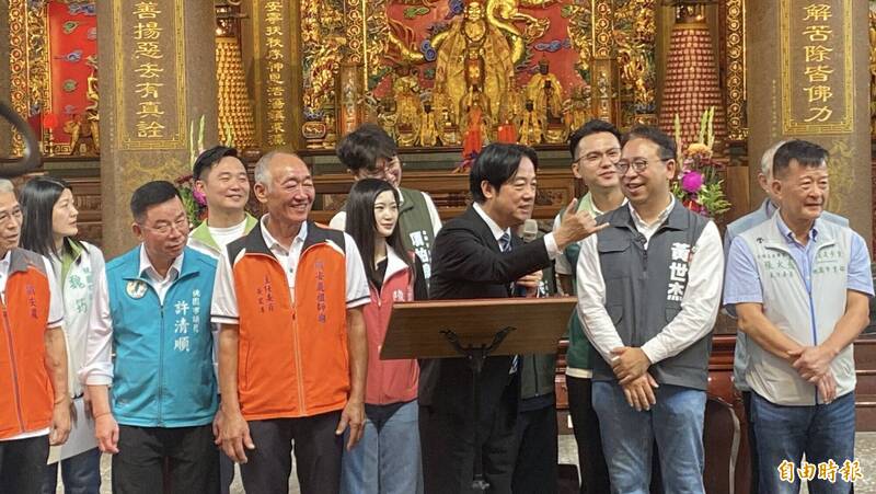 賴清德總統今早到桃園市龜山區顯安巖顯應祖師廟參拜後,致詞談及上任推動多項社福政策,1名婦人帶著第二胎孩子到場,賴搭配手勢提到「0到6歲國家一起養」,她因生育第二胎,現在每月可領6千元,明年起增為每月1萬1千元,政府鼓勵生育,生得越多,領得越多。(記者陳璟民攝)