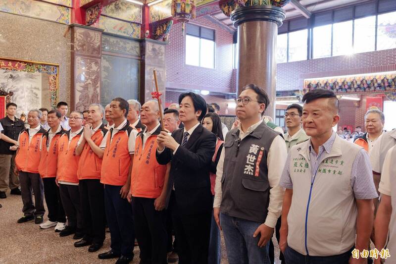 總統兼民進黨主席賴清德(右三)今早由該黨桃園市長參選人黃世杰(右二)等人陪同,前往龜山區顯安巖顯應祖師廟上香參拜,祈求國泰民安、風調雨順及庇佑黃世杰勝選市長,祖師廟管委會主委黃宏洋(右四)及團隊、信徒熱情接待。(記者陳璟民攝)