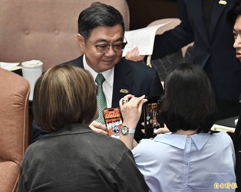 卓榮泰在立院秀洋流船員證被疑違法 行政院澄清