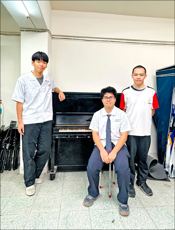 斗六高中3生 自學修復學校老鋼琴