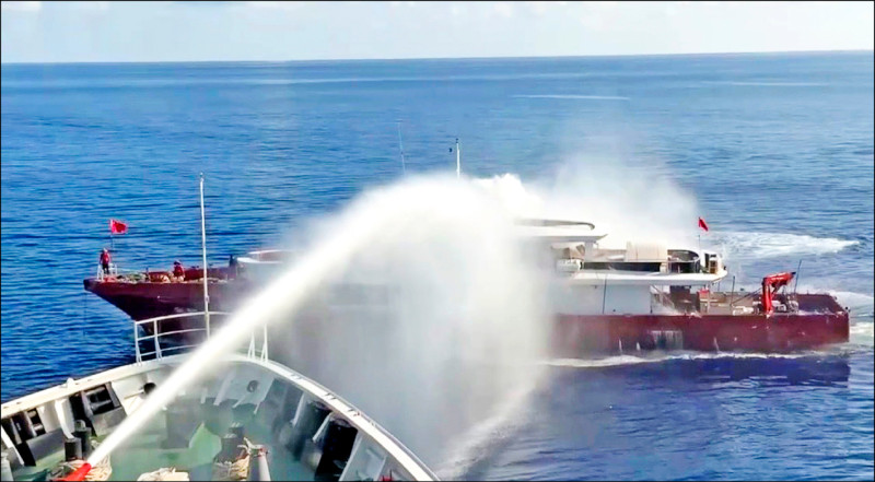 闖東沙違法下錨拒離 海巡雲林艦水砲執法 驅離中國漁船