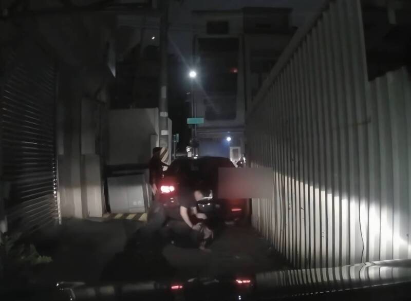 見警攔查加速逃竄 「卡」巷落網身分曝光